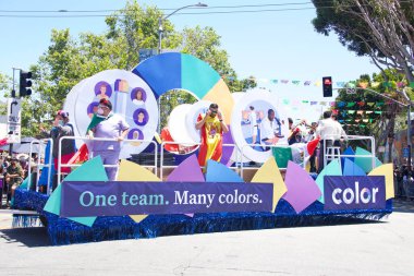 San Francisco, CA - 29 Mayıs 2022: Mission District 'teki 44. Geleneksel Karnaval Büyük Geçit Töreni' nin bu yılki teması Colores de Amor. Ayrıcalık, Aile ve Topluluk.