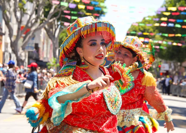 San Francisco Května 2022 Neidentifikovaní Účastníci Ročníku Carnaval Grand Průvodu — Stock fotografie