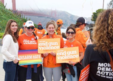 San Francisco, CA - 4 Haziran 2022: Orange Stop Gun Violence March, Golden Gate Köprüsü boyunca yürüyen ve silahlı şiddete karşı eylem talep eden katılımcılar.
