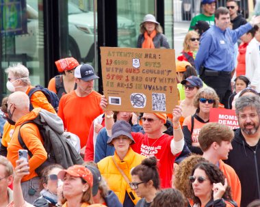 San Francisco, CA - 4 Haziran 2022: Orange Stop Gun Violence March, Golden Gate Köprüsü boyunca yürüyen ve silahlı şiddete karşı eylem talep eden katılımcılar.