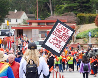 San Francisco, CA - 4 Haziran 2022: Orange Stop Gun Violence March, Golden Gate Köprüsü boyunca yürüyen ve silahlı şiddete karşı eylem talep eden katılımcılar.