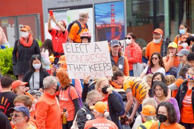 San Francisco, CA - 4 Haziran 2022: Orange Stop Gun Violence March, Golden Gate Köprüsü boyunca yürüyen ve silahlı şiddete karşı eylem talep eden katılımcılar.