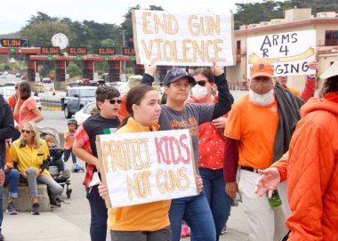 San Francisco, CA - 4 Haziran 2022: Orange Stop Gun Violence March, Golden Gate Köprüsü boyunca yürüyen ve silahlı şiddete karşı eylem talep eden katılımcılar.