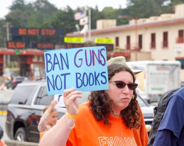 San Francisco, CA - 4 Haziran 2022: Orange Stop Gun Violence March, Golden Gate Köprüsü boyunca yürüyen ve silahlı şiddete karşı eylem talep eden katılımcılar.