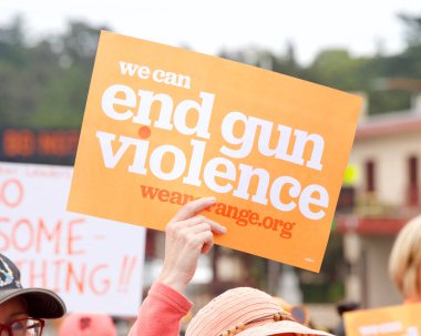 San Francisco, CA - 4 Haziran 2022: Orange Stop Gun Violence March, Golden Gate Köprüsü boyunca yürüyen ve silahlı şiddete karşı eylem talep eden katılımcılar.