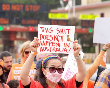 San Francisco, CA - 4 Haziran 2022: Orange Stop Gun Violence March, Golden Gate Köprüsü boyunca yürüyen ve silahlı şiddete karşı eylem talep eden katılımcılar.