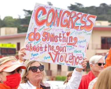 San Francisco, CA - 4 Haziran 2022: Orange Stop Gun Violence March, Golden Gate Köprüsü boyunca yürüyen ve silahlı şiddete karşı eylem talep eden katılımcılar.