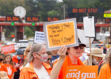 San Francisco, CA - 4 Haziran 2022: Orange Stop Gun Violence March, Golden Gate Köprüsü boyunca yürüyen ve silahlı şiddete karşı eylem talep eden katılımcılar.