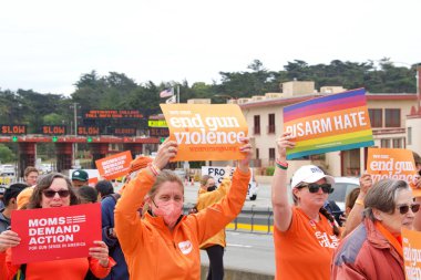 San Francisco, CA - 4 Haziran 2022: Orange Stop Gun Violence March, Golden Gate Köprüsü boyunca yürüyen ve silahlı şiddete karşı eylem talep eden katılımcılar.