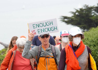 San Francisco, CA - 4 Haziran 2022: Orange Stop Gun Violence March, Golden Gate Köprüsü boyunca yürüyen ve silahlı şiddete karşı eylem talep eden katılımcılar.