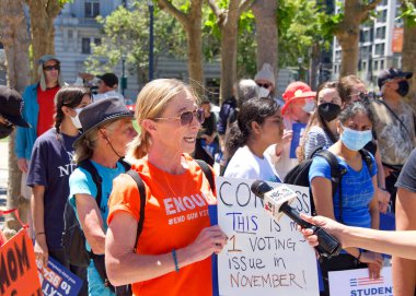San Francisco, CA - 4 Haziran 2022: Silahlı Şiddeti Durdurun Protestosu, Belediyenin önünde toplanan katılımcılar silahlı şiddete karşı eylem talep ediyorlar.