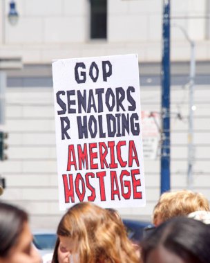 San Francisco, CA - 4 Haziran 2022: Silahlı Şiddeti Durdurun Protestosu, Belediyenin önünde toplanan katılımcılar silahlı şiddete karşı eylem talep ediyorlar.