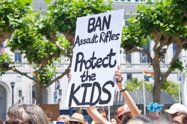 San Francisco, CA - 4 Haziran 2022: Silahlı Şiddeti Durdurun Protestosu, Belediyenin önünde toplanan katılımcılar silahlı şiddete karşı eylem talep ediyorlar.