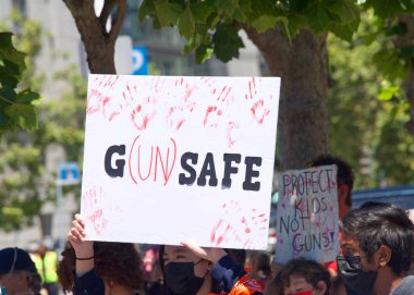 San Francisco, CA - 4 Haziran 2022: Silahlı Şiddeti Durdurun Protestosu, Belediyenin önünde toplanan katılımcılar silahlı şiddete karşı eylem talep ediyorlar.