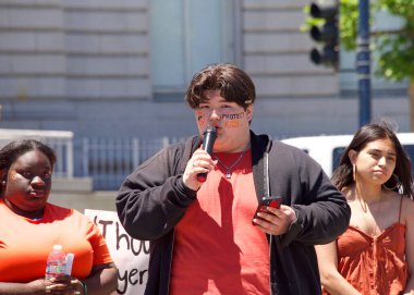 San Francisco, CA - 11 Haziran 2022: Cal Kinoshita, öğrenci organizatörü, Silah Şiddeti Protesto Toplantısı 'nda Belediye Binası önünde konuşma yapıyor.