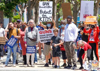San Francisco, CA - 4 Haziran 2022: Silahlı Şiddeti Durdurun Protestosu, Belediyenin önünde toplanan katılımcılar silahlı şiddete karşı eylem talep ediyorlar.