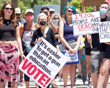 San Francisco, CA - 4 Haziran 2022: Silahlı Şiddeti Durdurun Protestosu, Belediyenin önünde toplanan katılımcılar silahlı şiddete karşı eylem talep ediyorlar.