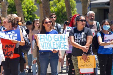 San Francisco, CA - 4 Haziran 2022: Silahlı Şiddeti Durdurun Protestosu, Belediyenin önünde toplanan katılımcılar silahlı şiddete karşı eylem talep ediyorlar.