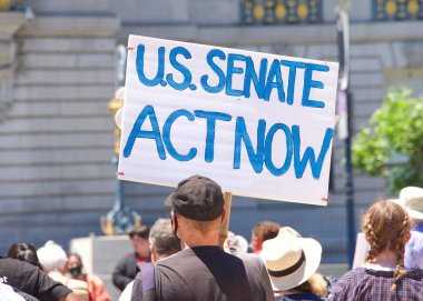 San Francisco, CA - 4 Haziran 2022: Silahlı Şiddeti Durdurun Protestosu, Belediyenin önünde toplanan katılımcılar silahlı şiddete karşı eylem talep ediyorlar.