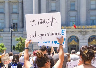 San Francisco, CA - 4 Haziran 2022: Silahlı Şiddeti Durdurun Protestosu, Belediyenin önünde toplanan katılımcılar silahlı şiddete karşı eylem talep ediyorlar.