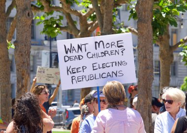 San Francisco, CA - 4 Haziran 2022: Silahlı Şiddeti Durdurun Protestosu, Belediyenin önünde toplanan katılımcılar silahlı şiddete karşı eylem talep ediyorlar.