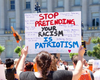 San Francisco, CA - 4 Haziran 2022: Silahlı Şiddeti Durdurun Protestosu, Belediyenin önünde toplanan katılımcılar silahlı şiddete karşı eylem talep ediyorlar.