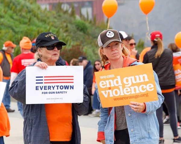 San Francisco, CA - 4 Haziran 2022: Orange Stop Gun Violence March, Golden Gate Köprüsü boyunca yürüyen ve silahlı şiddete karşı eylem talep eden katılımcılar.