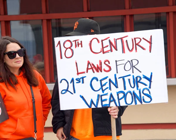 San Francisco, CA - 4 Haziran 2022: Orange Stop Gun Violence March, Golden Gate Köprüsü boyunca yürüyen ve silahlı şiddete karşı eylem talep eden katılımcılar.