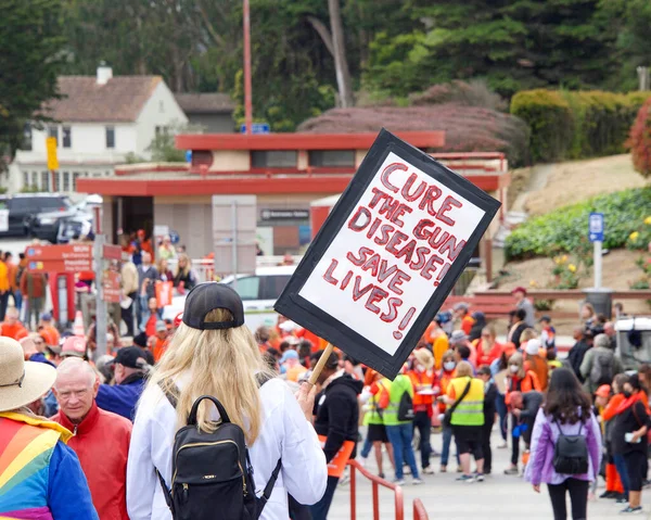 San Francisco, CA - 4 Haziran 2022: Orange Stop Gun Violence March, Golden Gate Köprüsü boyunca yürüyen ve silahlı şiddete karşı eylem talep eden katılımcılar.
