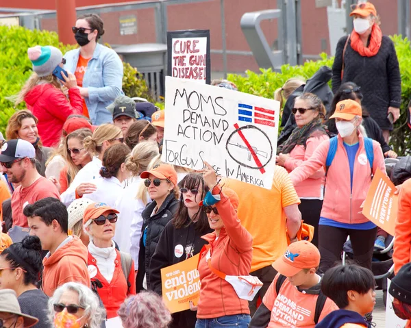 San Francisco, CA - 4 Haziran 2022: Orange Stop Gun Violence March, Golden Gate Köprüsü boyunca yürüyen ve silahlı şiddete karşı eylem talep eden katılımcılar.