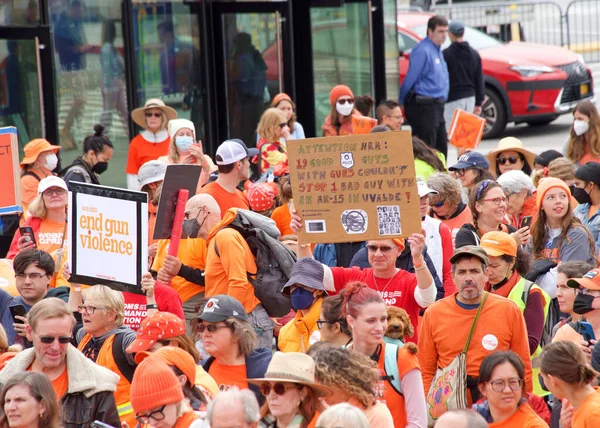 San Francisco, CA - 4 Haziran 2022: Orange Stop Gun Violence March, Golden Gate Köprüsü boyunca yürüyen ve silahlı şiddete karşı eylem talep eden katılımcılar.