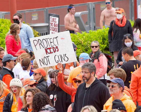 San Francisco, CA - 4 Haziran 2022: Orange Stop Gun Violence March, Golden Gate Köprüsü boyunca yürüyen ve silahlı şiddete karşı eylem talep eden katılımcılar.