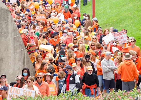 San Francisco, CA - 4 Haziran 2022: Orange Stop Gun Violence March, Golden Gate Köprüsü boyunca yürüyen ve silahlı şiddete karşı eylem talep eden katılımcılar.