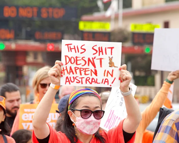 San Francisco, CA - 4 Haziran 2022: Orange Stop Gun Violence March, Golden Gate Köprüsü boyunca yürüyen ve silahlı şiddete karşı eylem talep eden katılımcılar.