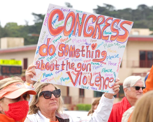 San Francisco, CA - 4 Haziran 2022: Orange Stop Gun Violence March, Golden Gate Köprüsü boyunca yürüyen ve silahlı şiddete karşı eylem talep eden katılımcılar.