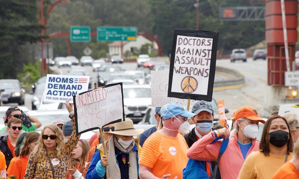 San Francisco, CA - 4 Haziran 2022: Orange Stop Gun Violence March, Golden Gate Köprüsü boyunca yürüyen ve silahlı şiddete karşı eylem talep eden katılımcılar.