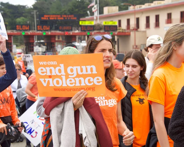 San Francisco, CA - 4 Haziran 2022: Orange Stop Gun Violence March, Golden Gate Köprüsü boyunca yürüyen ve silahlı şiddete karşı eylem talep eden katılımcılar.