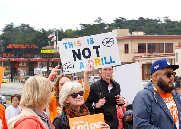 San Francisco, CA - 4 Haziran 2022: Orange Stop Gun Violence March, Golden Gate Köprüsü boyunca yürüyen ve silahlı şiddete karşı eylem talep eden katılımcılar.