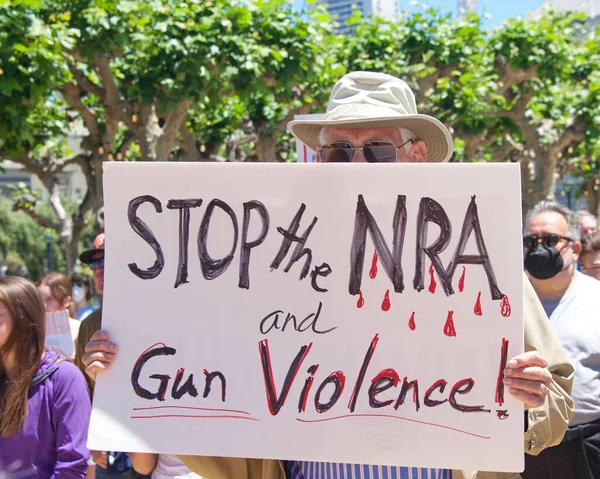 San Francisco, CA - 4 Haziran 2022: Silahlı Şiddeti Durdurun Protestosu, Belediyenin önünde toplanan katılımcılar silahlı şiddete karşı eylem talep ediyorlar.