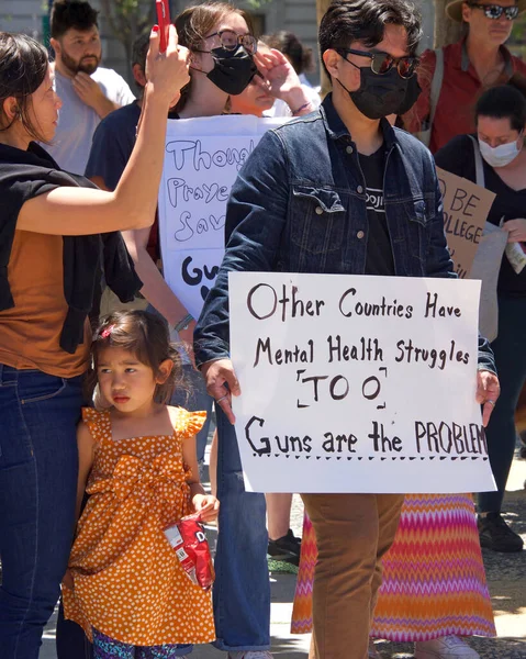 サンフランシスコ 6月4 2022 銃の暴力防止を停止し 参加者は銃の暴力に対する行動を要求する兆候を保持市役所の前に結集 — ストック写真
