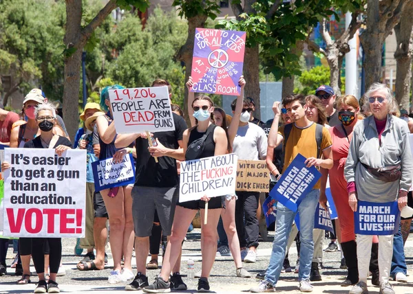 美国加利福尼亚州旧金山 2022年6月4日 停止枪支暴力抗议活动 与会者在市政厅前举着要求对枪支暴力采取行动的标语 — 图库照片