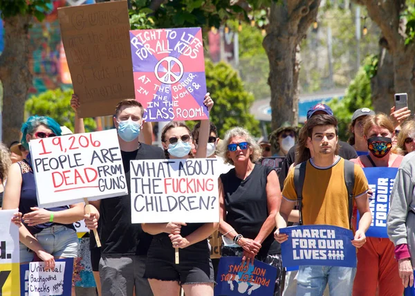 San Francisco, CA - 4 Haziran 2022: Silahlı Şiddeti Durdurun Protestosu, Belediyenin önünde toplanan katılımcılar silahlı şiddete karşı eylem talep ediyorlar.