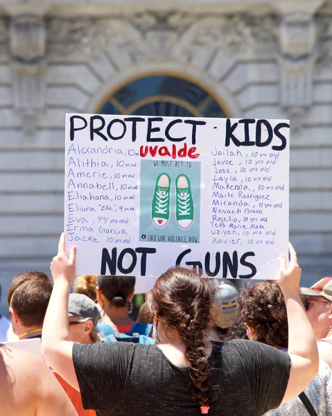 美国加利福尼亚州旧金山 2022年6月4日 停止枪支暴力抗议活动 与会者在市政厅前举着要求对枪支暴力采取行动的标语 — 图库照片