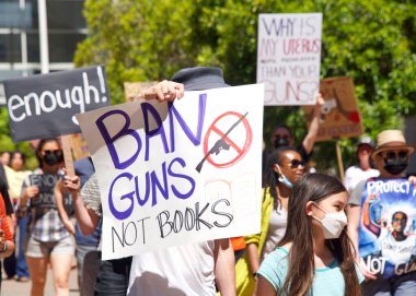 Oakland, CA - 11 Haziran, Mart 'ta Frank H Ogawa Plaza' nın etrafında yürüyüp silahlı şiddete karşı eylem talep eden tanımlanamayan katılımcılar.