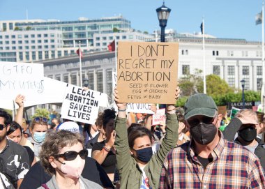 San Francisco, CA - 24 Haziran 2022: SCOTUS 'un Roe' yu devirmesini protesto eden ve kürtaj hakkını kaldıran tanımlanamayan katılımcılar. San Francisco 'daki belediye binasının önünde..