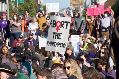 San Francisco, CA - 24 Haziran 2022: SCOTUS 'un Roe' yu devirmesini protesto eden ve kürtaj hakkını kaldıran tanımlanamayan katılımcılar.