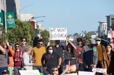 San Francisco, CA - 24 Haziran 2022: SCOTUS 'un Roe' yu devirmesini protesto eden ve kürtaj hakkını kaldıran tanımlanamayan katılımcılar.