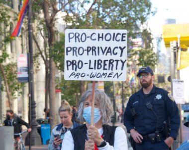 San Francisco, CA - 24 Haziran 2022: SCOTUS 'un Roe' yu devirmesini protesto eden ve kürtaj hakkını kaldıran tanımlanamayan katılımcılar.