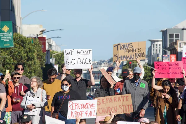 San Francisco Czerwca 2022 Niezidentyfikowani Uczestnicy Protestujący Przeciwko Obaleniu Roe — Zdjęcie stockowe