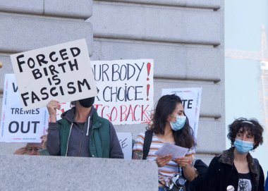 San Francisco, CA - 24 Haziran 2022: SCOTUS 'un Roe' yu devirmesini protesto eden ve kürtaj hakkını kaldıran tanımlanamayan katılımcılar. San Francisco 'daki belediye binasının önünde..